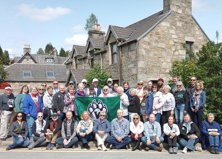 5月15日至24日，42名<a href='http://qti5.techgyaani.com'>和记棋牌娱乐</a>的校友和朋友参加了Tourin' bearcarats的苏格兰之旅. 上图是这群人在皮特洛赫里镇拍摄的照片. (提交的图)